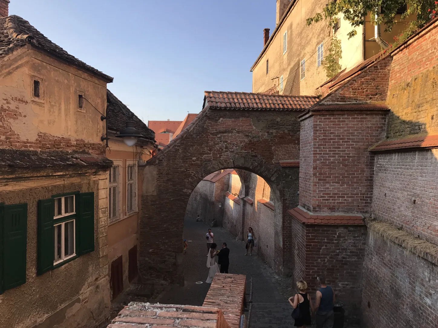Pasajul Scărilor din Sibiu: arcada de cărămidă peste scările care coboară spre Piața Aurarilor, între case vechi